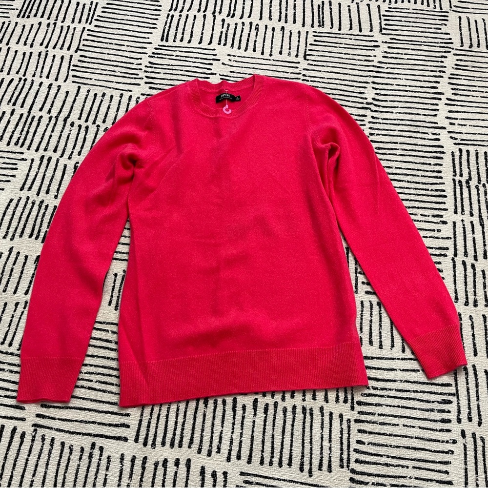 NWOT- bright pink Apt 9 cashmere sweater, size small.